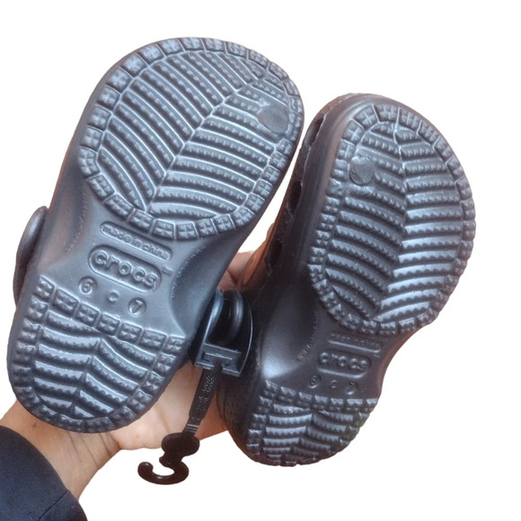 Crocs Star Wars Black & Yellow Clog - Kids Size 6/7 - Picture 5 of 14